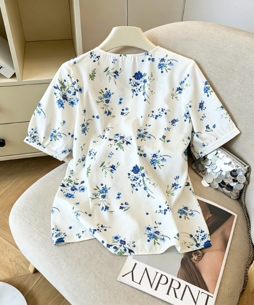 LUCPY(ラクピー)の「フラワープリントフリルブラウス(シャツ/ブラウス・レディース・ホワイト・MEDIUM/X-LARGE/LARGE/SMALL)」の5枚目の写真