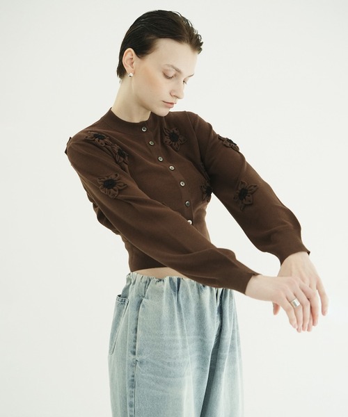 CLANE(クラネ)の「FLOWER MOTIF KNIT CARDIGAN(カーディガン/ボレロ・レディース・ブラック/イエロー/ブラウン・2/1)」の13枚目の写真