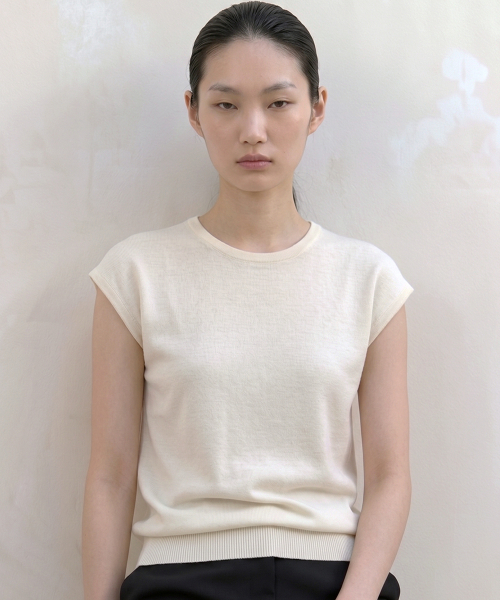 KIMDOH(キムド)の「Arlo Ribbed Round Cap Top Black(ニット/セーター・レディース・ブラック/アイボリー・FREE)」の9枚目の写真