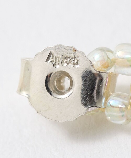 Steven Alan(スティーブンアラン)の「<Pura Utz>WHITE FLOWER HUGGIE/シングルピアス(ピアス(片耳用)・レディース・オフホワイト・FREE)」の7枚目の写真