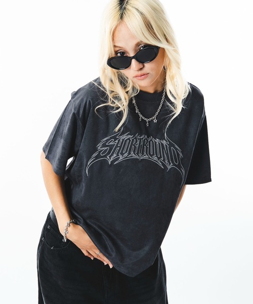 SHORT ROUND(ショートラウンド)の「SHORT ROUND/【26年春夏新作】フェイクスウェードグラフィックT(Tシャツ/カットソー・メンズ・ピンク/スミクロ・LARGE/MEDIUM)」の1枚目の写真