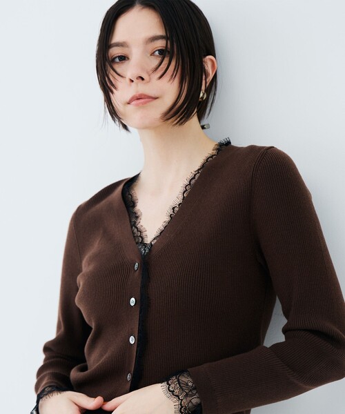 NOLLEY’S Sophi(ノーリーズソフィ)の「《手洗い可能》レース付きリブVネックカーディガン(カーディガン/ボレロ・レディース・オフホワイト/ダークネイビー/ブラウン・38)」の2枚目の写真