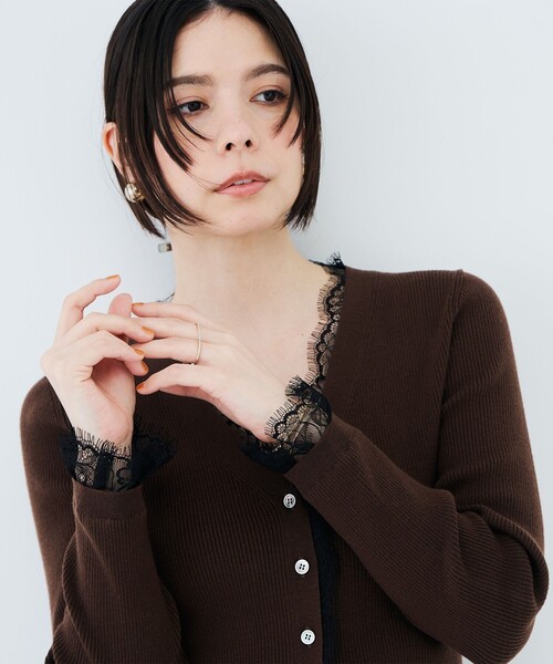 NOLLEY’S Sophi(ノーリーズソフィ)の「《手洗い可能》レース付きリブVネックカーディガン(カーディガン/ボレロ・レディース・オフホワイト/ダークネイビー/ブラウン・38)」の11枚目の写真