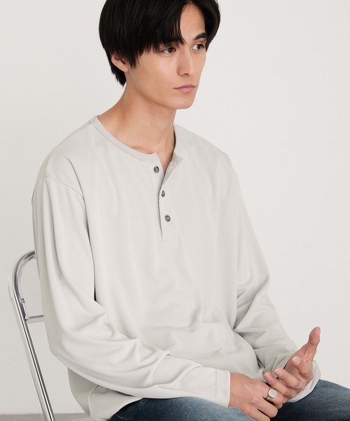MONO-MART（モノマート）の「ハニカムサーマル ヘンリーネック オーバーサイズ長袖Tシャツ（Tシャツ/カットソー・メンズ・ダークグレー/グレー/ブラウン系/ネイビー/オフホワイト/ダークオリーブ/グレイッシュベージュ/ブラック・S/M/L/XL）」の3枚目の写真