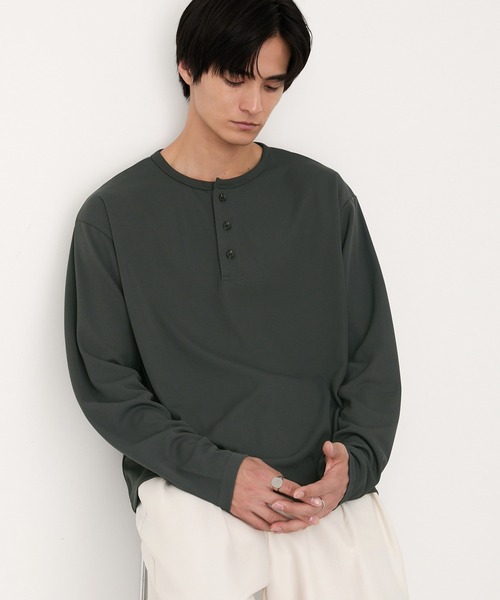 MONO-MART（モノマート）の「ハニカムサーマル ヘンリーネック オーバーサイズ長袖Tシャツ（Tシャツ/カットソー・メンズ・ダークグレー/グレー/ブラウン系/ネイビー/オフホワイト/ダークオリーブ/グレイッシュベージュ/ブラック・S/M/L/XL）」の4枚目の写真