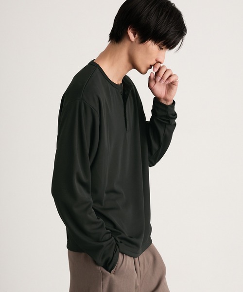 MONO-MART（モノマート）の「ハニカムサーマル ヘンリーネック オーバーサイズ長袖Tシャツ（Tシャツ/カットソー・メンズ・ダークグレー/グレー/ブラウン系/ネイビー/オフホワイト/ダークオリーブ/グレイッシュベージュ/ブラック・S/M/L/XL）」の19枚目の写真
