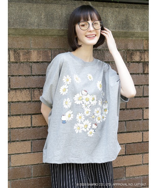 H.A.K（ハク）の「H.A.K×HELLO KITTY デイジーとハローキティ オイルペインティングプリントTシャツ（Tシャツ/カットソー・レディース・杢グレー/ブラック/ホワイト・FREE）」の3枚目の写真