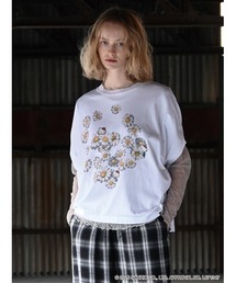 H.A.K（ハク）の「H.A.K×HELLO KITTY デイジーとハローキティ オイルペインティングプリントTシャツ（Tシャツ/カットソー）」