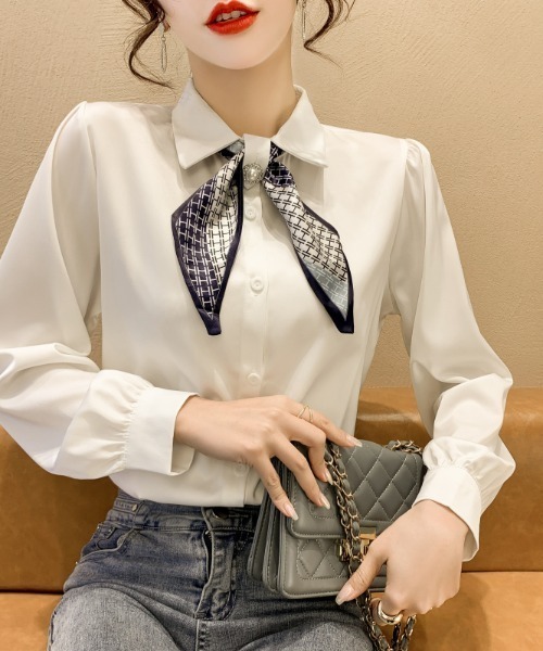 LUCPY(ラクピー)の「スカーフ付きとろみブラウス(シャツ/ブラウス・レディース・ブルー/アイボリー/ホワイト・LARGE/MEDIUM/SMALL)」の1枚目の写真