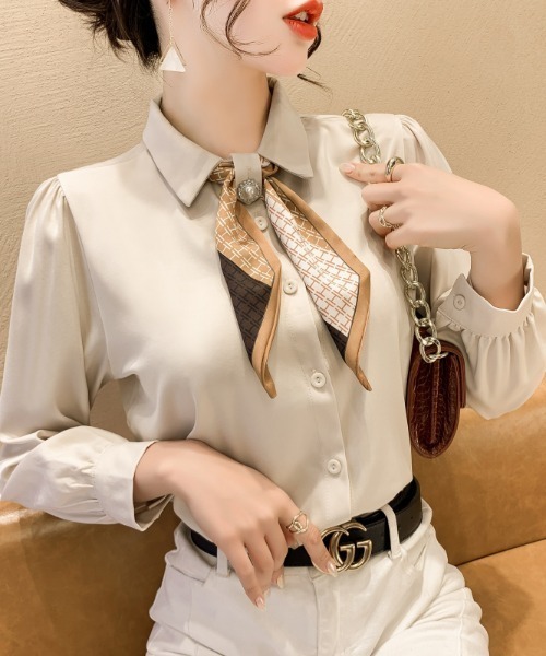 LUCPY(ラクピー)の「スカーフ付きとろみブラウス(シャツ/ブラウス・レディース・ブルー/アイボリー/ホワイト・LARGE/MEDIUM/SMALL)」の2枚目の写真