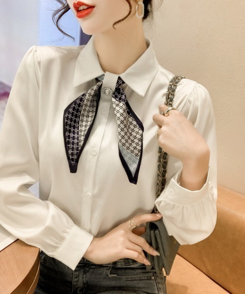 LUCPY(ラクピー)の「スカーフ付きとろみブラウス(シャツ/ブラウス・レディース・ブルー/アイボリー/ホワイト・LARGE/MEDIUM/SMALL)」の4枚目の写真