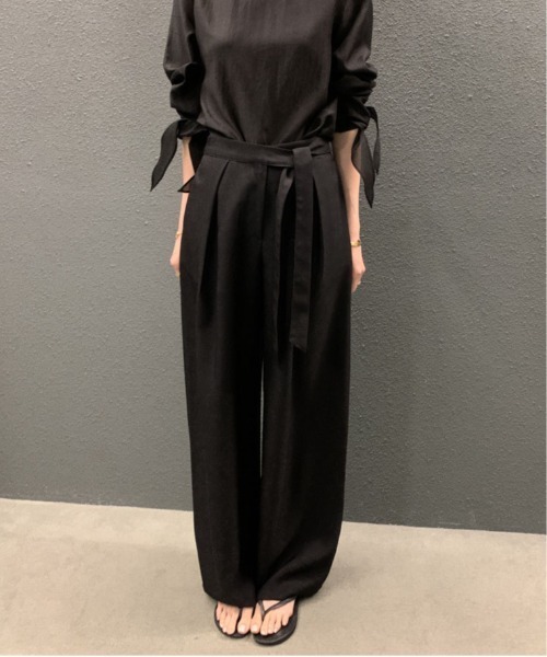 &soiree(アンドソワレ)の「ロングベルト付きタック入りワイドパンツ(その他パンツ・レディース・オフホワイト/ブルー/ブラック・SMALL/MEDIUM/LARGE)」の2枚目の写真