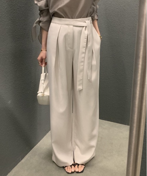 &soiree(アンドソワレ)の「ロングベルト付きタック入りワイドパンツ(その他パンツ・レディース・オフホワイト/ブルー/ブラック・SMALL/MEDIUM/LARGE)」の5枚目の写真