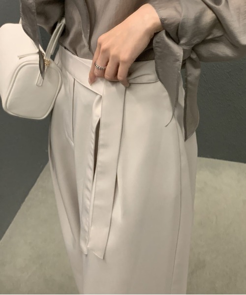 &soiree(アンドソワレ)の「ロングベルト付きタック入りワイドパンツ(その他パンツ・レディース・オフホワイト/ブルー/ブラック・SMALL/MEDIUM/LARGE)」の6枚目の写真
