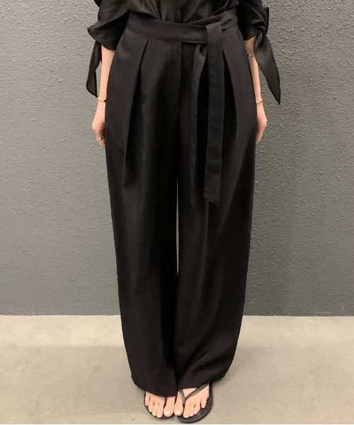 &soiree(アンドソワレ)の「ロングベルト付きタック入りワイドパンツ(その他パンツ・レディース・オフホワイト/ブルー/ブラック・SMALL/MEDIUM/LARGE)」の7枚目の写真