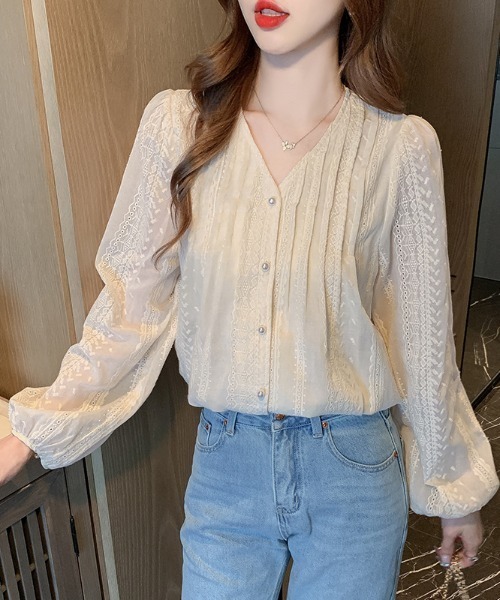 AMAJI(アマジ)の「Vネック ルーズ 長袖シャツ(シャツ/ブラウス・レディース・ベージュ・SMALL/MEDIUM/LARGE/X-LARGE)」の1枚目の写真
