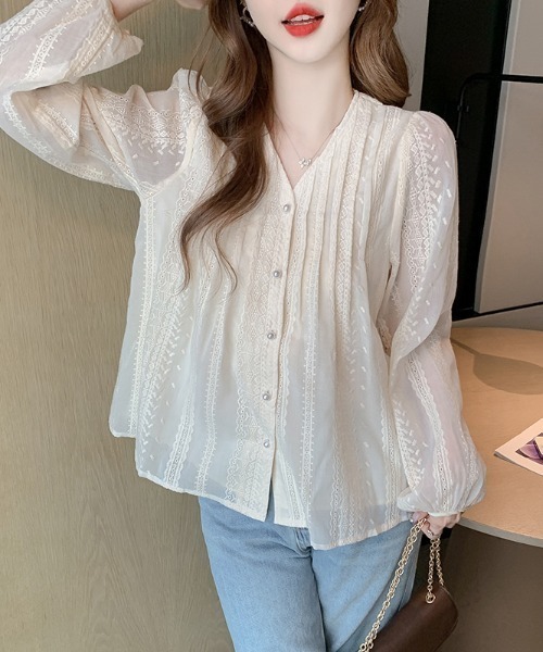 AMAJI(アマジ)の「Vネック ルーズ 長袖シャツ(シャツ/ブラウス・レディース・ベージュ・SMALL/MEDIUM/LARGE/X-LARGE)」の3枚目の写真