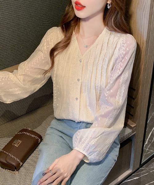 AMAJI(アマジ)の「Vネック ルーズ 長袖シャツ(シャツ/ブラウス・レディース・ベージュ・SMALL/MEDIUM/LARGE/X-LARGE)」の2枚目の写真