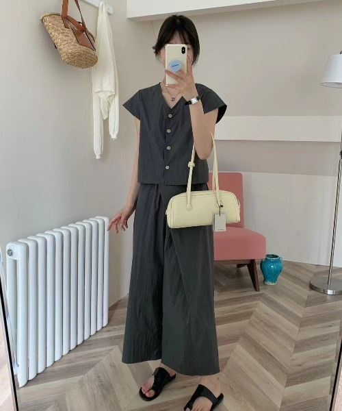FAVORITO(ファヴォリート)の「Vネックトップスワイドパンツセットアップ(セットアップ・レディース・グレー/モカ・F)」の6枚目の写真