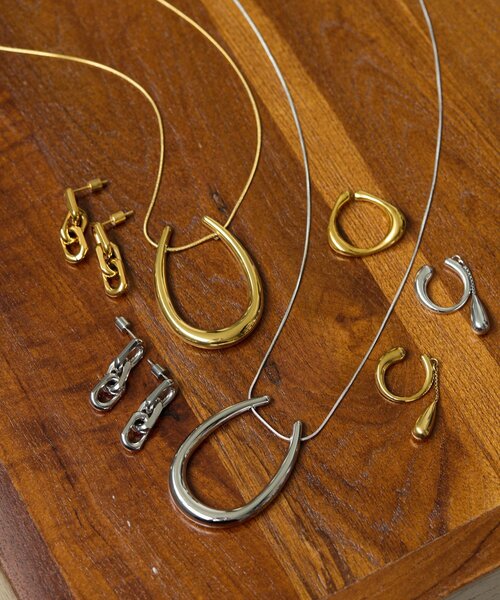 ear PAPILLONNER(イアパピヨネ)の「《金属アレルギー対応/ステンレス》エッジチェーンピアス(ピアス(両耳用)・レディース・シルバー/ゴールド・FREE)」の9枚目の写真