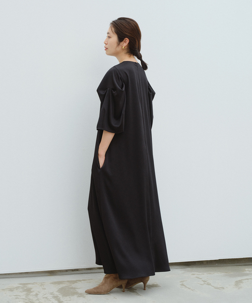 VERMEIL par iena(ヴェルメイユパーイエナ)の「《WEB限定/》ハンマーサテンワンピース(ワンピース・レディース・ブラック・FREE)」の3枚目の写真