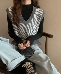 レトロ可愛い。ゼブラ柄ショート丈ニットベスト
