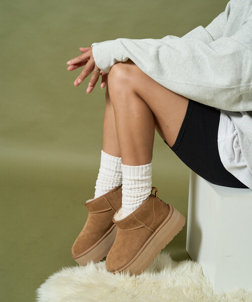 FREAK'S STORE（フリークスストア）の「限定展開 UGG/アグ W CLASSIC ULTRA MINI PLATFORM/ウィメンズ クラシック ウルトラ ミニ プラットフォーム[6~8サイズ展開]（ブーツ・レディース・キャメル/ブラック・7/6/8）」の18枚目の写真
