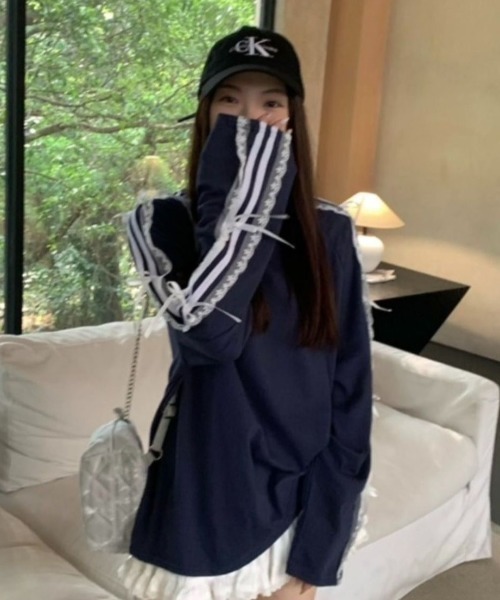 AVYL(アヴィル)の「袖ラインフリルリボンルーズスウェット(Tシャツ/カットソー・レディース・ネイビー・M)」の3枚目の写真