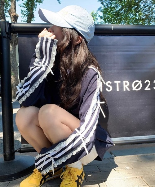AVYL(アヴィル)の「袖ラインフリルリボンルーズスウェット(Tシャツ/カットソー・レディース・ネイビー・M)」の18枚目の写真