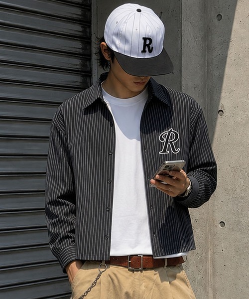 SPINNS(スピンズ)の「ピンストライプ短丈長袖シャツ/ボックスシルエット/ワンポイントロゴ(シャツ/ブラウス・メンズ・ブラック×ブラック/ブルー系その他/レッド系その他・ONESIZE)」の1枚目の写真