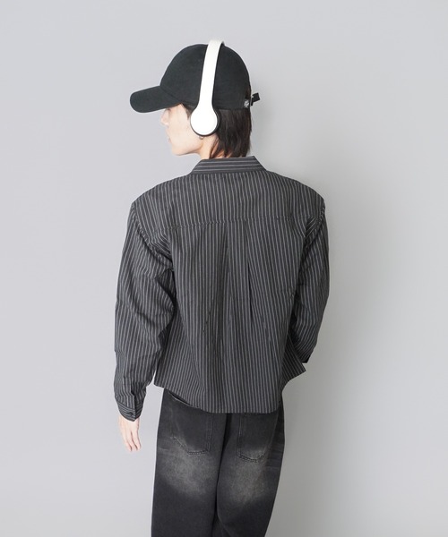 SPINNS(スピンズ)の「ピンストライプ短丈長袖シャツ/ボックスシルエット/ワンポイントロゴ(シャツ/ブラウス・メンズ・ブラック×ブラック/ブルー系その他/レッド系その他・ONESIZE)」の13枚目の写真