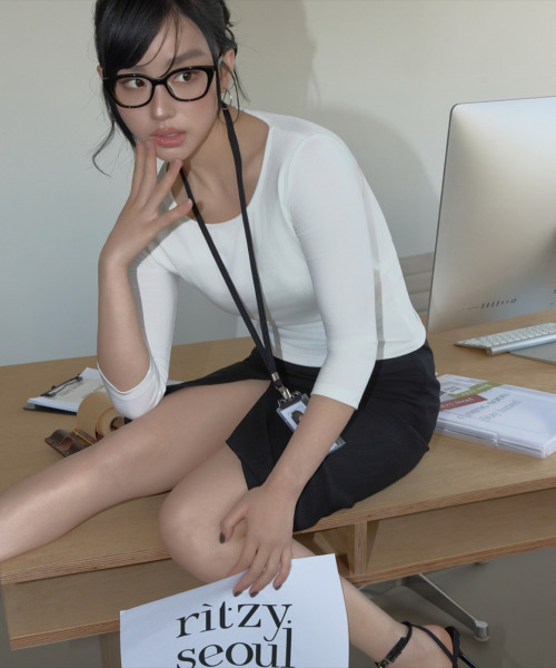 RITZYSEOUL（リッジソウル）の「[カップ内蔵] スリムスクープネック カップ内蔵 7分袖 Tシャツ（Tシャツ/カットソー・レディース・ホワイト/ブラック・SMALL/MEDIUM/LARGE）」の3枚目の写真