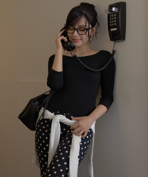RITZYSEOUL（リッジソウル）の「[カップ内蔵] スリムスクープネック カップ内蔵 7分袖 Tシャツ（Tシャツ/カットソー・レディース・ホワイト/ブラック・SMALL/MEDIUM/LARGE）」の4枚目の写真