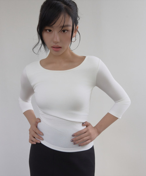 RITZYSEOUL（リッジソウル）の「[カップ内蔵] スリムスクープネック カップ内蔵 7分袖 Tシャツ（Tシャツ/カットソー・レディース・ホワイト/ブラック・SMALL/MEDIUM/LARGE）」の5枚目の写真