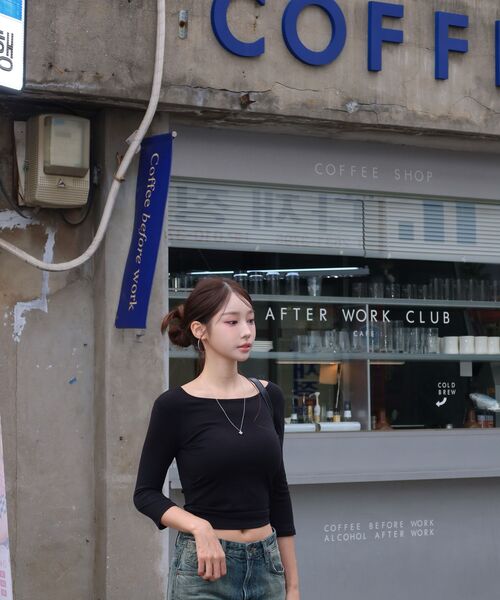 RITZYSEOUL（リッジソウル）の「[カップ内蔵] スリムスクープネック カップ内蔵 7分袖 Tシャツ（Tシャツ/カットソー・レディース・ホワイト/ブラック・SMALL/MEDIUM/LARGE）」の8枚目の写真