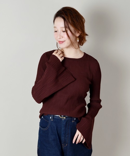 Khaju(カージュ)の「Khaju:フレアスリーブプルオーバー(ニット/セーター・レディース・オフホワイト/ブラウン・ONE SIZE)」の2枚目の写真