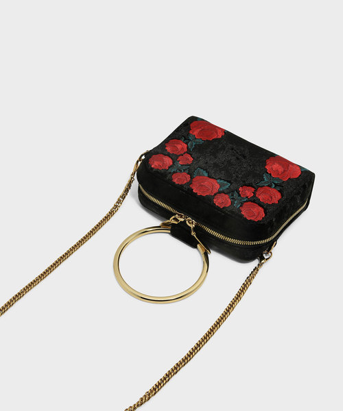 CHARLES & KEITH(チャールズ & キース)の「ローズエンブロイダリースリングバッグ / ROSE EMBROIDERY SLING BAG(ショルダーバッグ・レディース・ブラック/レッド・S)」の3枚目の写真