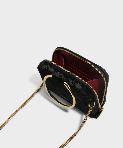 CHARLES & KEITH(チャールズ & キース)の「ローズエンブロイダリースリングバッグ / ROSE EMBROIDERY SLING BAG(ショルダーバッグ・レディース・ブラック/レッド・S)」の5枚目の写真