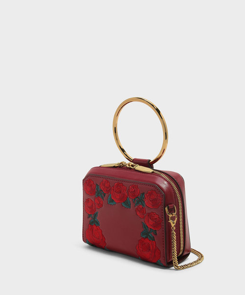 CHARLES & KEITH(チャールズ & キース)の「ローズエンブロイダリースリングバッグ / ROSE EMBROIDERY SLING BAG(ショルダーバッグ・レディース・ブラック/レッド・S)」の8枚目の写真