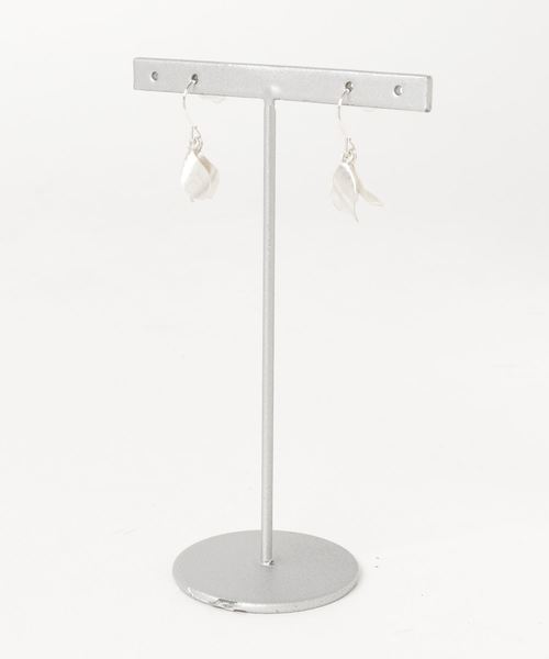 tone(トーン)の「hosta/三枚の葉ピアス(ピアス(両耳用))」|シルバー