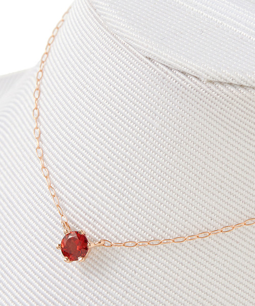 ESTELLE（エステール）の「1月誕生石 K18 ピンクゴールド ガーネット ネックレス ESTELLE/エステール WEB限定（ネックレス・レディース・ピンクゴールド・40cm）」の2枚目の写真