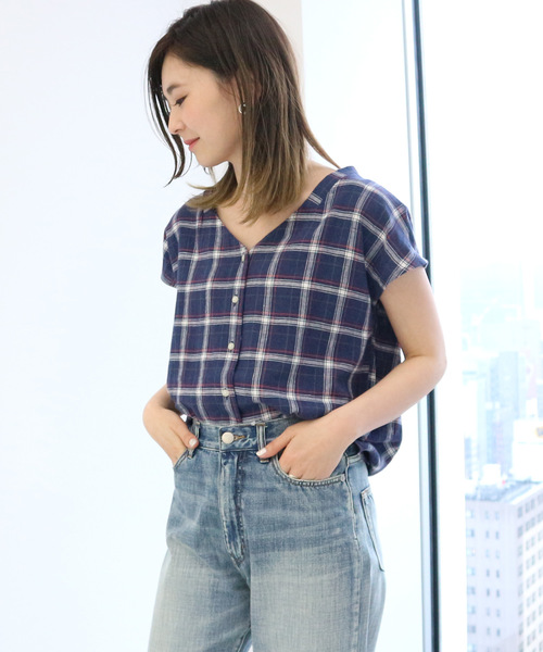 AMERICAN HOLIC(アメリカンホリック)の「リネンブレンドフロントボタンVネックブラウス(シャツ/ブラウス・レディース・ネイビー/レッド/その他5/チェック・FREE)」の2枚目の写真