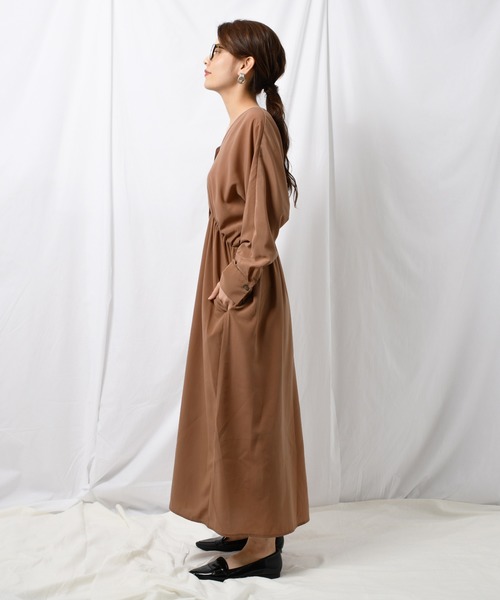 Ambre Neige(アンブルネージュ)の「ギャザーロングワンピース【WEB/EC限定商品】(ワンピース・レディース・チャコールグレー/ベージュ/ネイビー・FREE)」の10枚目の写真