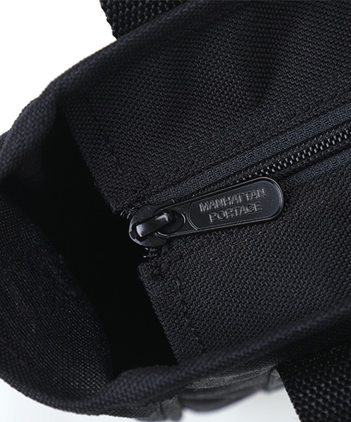 Manhattan Portage（マンハッタンポーテージ）の「Mini Gowanus Tote Bag（ショルダーバッグ・メンズ・ブラック・X-SMALL）」の9枚目の写真
