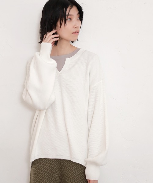 LAKOLE（ラコレ）の「12Gワッフルスリットプルオーバー / LAKOLE（Tシャツ/カットソー・レディース・ネイビー/オフホワイト/カーキ/ベビーピンク・SMALL/MEDIUM）」の2枚目の写真