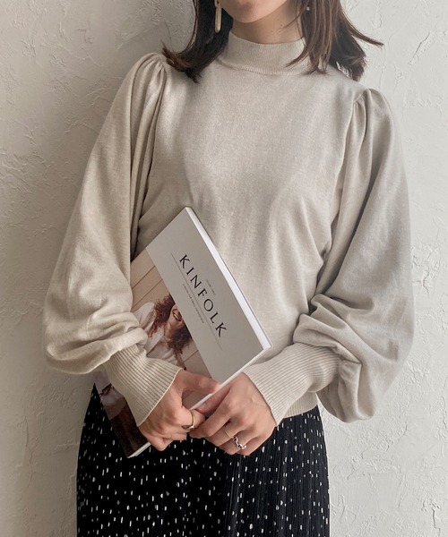 She's Closet(シーズクローゼット)の「モックネックバルーンスリーブショート丈ニット(ニット/セーター・レディース・アイボリー/パープル/ブラック・FREE)」の1枚目の写真