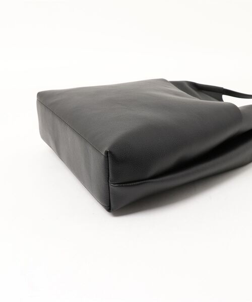 Te chichi TERRASSE（テチチテラス）の「フェイクレザートートバッグ（トートバッグ・レディース・ブラック/オフホワイト/グリーン・ﾌﾘ-）」の5枚目の写真