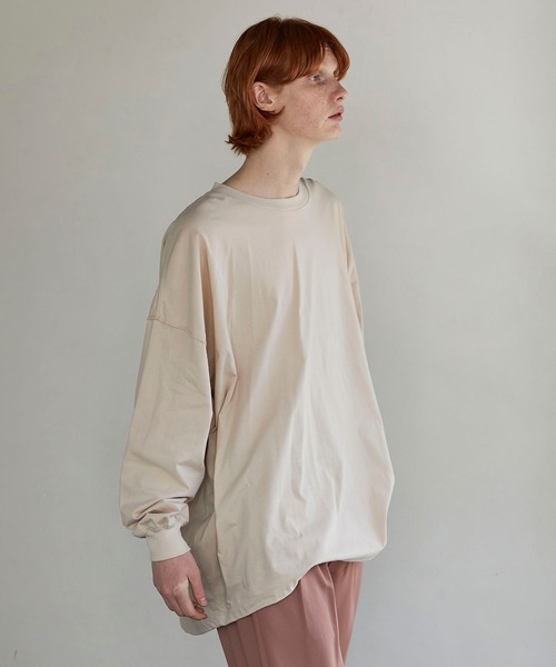 UNITED TOKYO（ユナイテッドトウキョウ）の「ステップバックオーバーサイズロンT（Tシャツ/カットソー・メンズ・オフホワイト/ブラック/アイボリー/ピンク・1/2）」の8枚目の写真