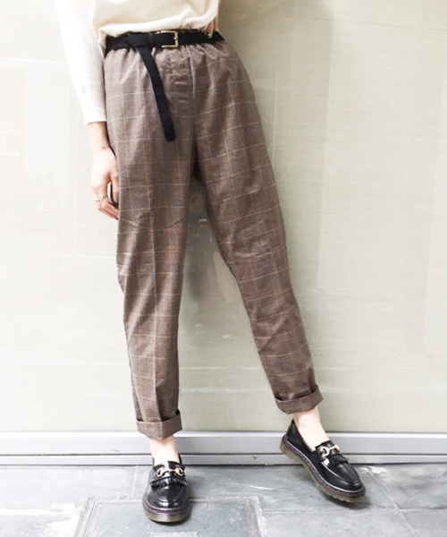 Kastane（カスタネ）の「【Kastane】イージーテーパードパンツ（その他パンツ・レディース・ネイビー/キャメル/その他18/ベージュ/グリーン・FREE）」の4枚目の写真