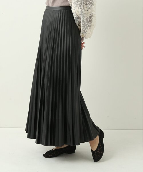 RAY CASSIN（レイカズン）の「フェイクレザープリーツスカート（スカート・レディース・ブラウン/グレイッシュベージュ/ブラック・FREE）」の2枚目の写真